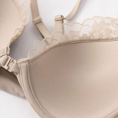 Easelyn Lace-Trim Front-Closure Bra lace trim close-up